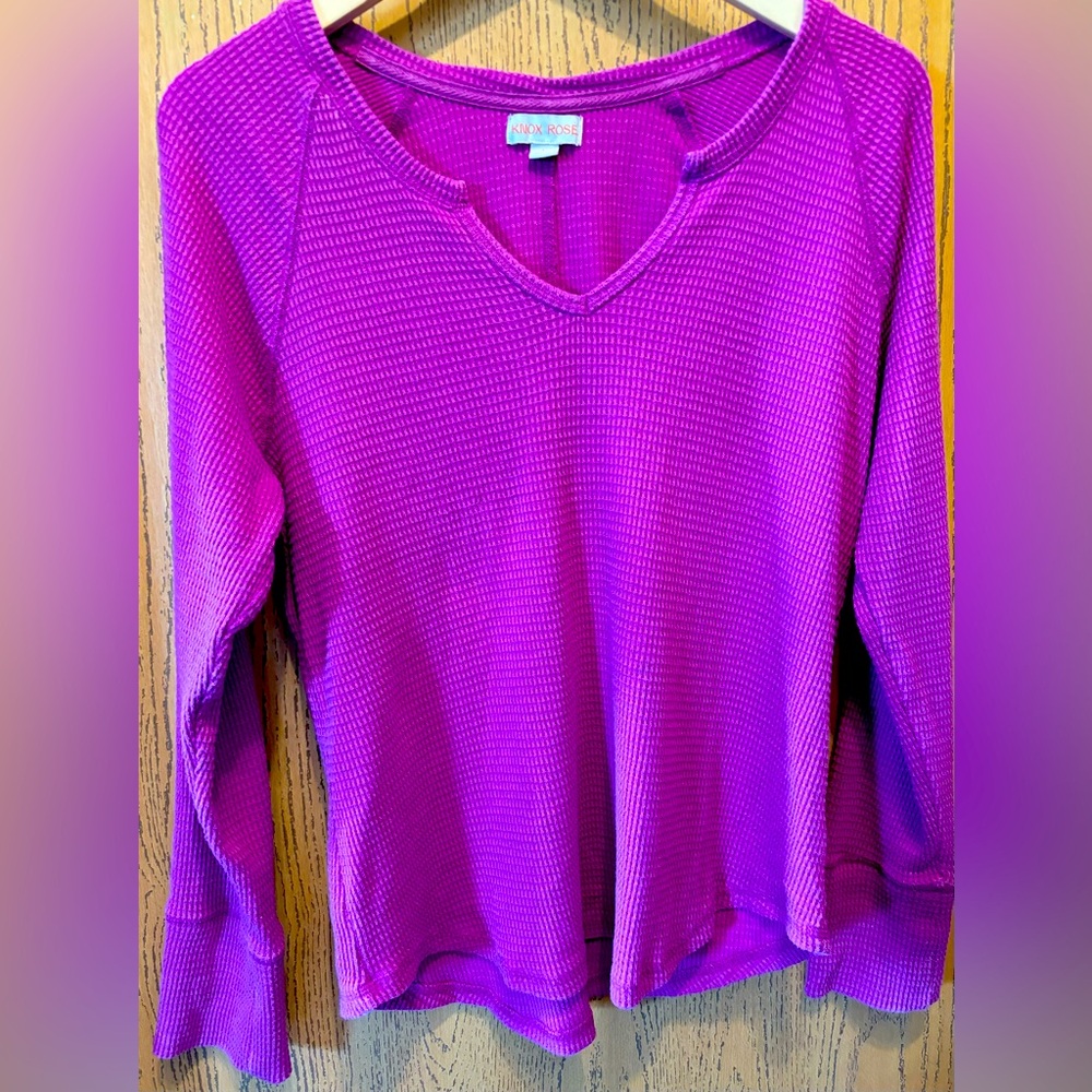 Vibrant v-neck fuchsia shirt